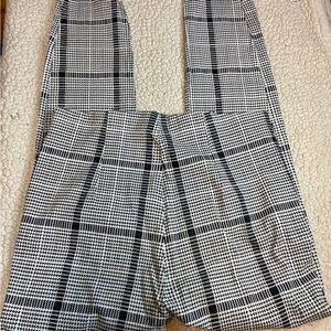 ⭐️4/$20 Size large Black and White Plaid Pants